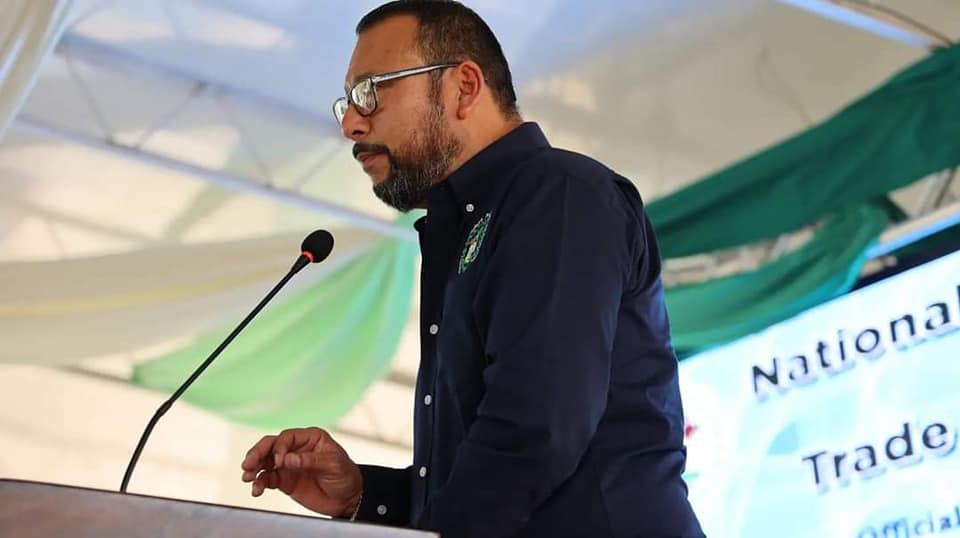 Agriculture Minister Jose Mai congratulates Farmers of the Year at National Agric Show opening